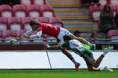 101026 - Scarlets v Benetton Rugby - United Rugby Championship - Ellis Mee of Scarlets goes over for his first try
