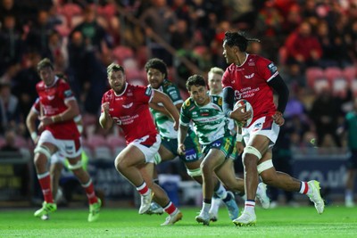 101026 - Scarlets v Benetton Rugby - United Rugby Championship - Sam Lousi of Scarlets on the attack