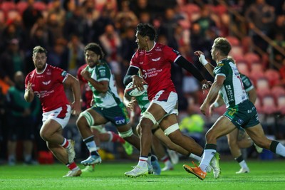 101026 - Scarlets v Benetton Rugby - United Rugby Championship - Sam Lousi of Scarlets on the attack