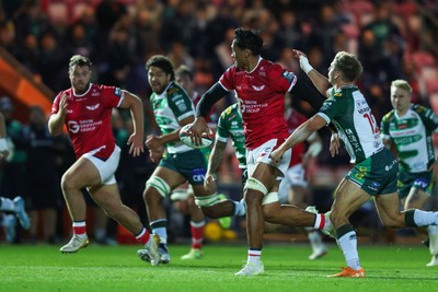 101026 - Scarlets v Benetton Rugby - United Rugby Championship - Sam Lousi of Scarlets offloads the ball