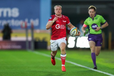 101026 - Scarlets v Benetton Rugby - United Rugby Championship - Blair Murray of Scarlets runs in to score a try