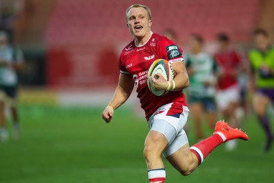101026 - Scarlets v Benetton Rugby - United Rugby Championship - Blair Murray of Scarlets runs in to score a try
