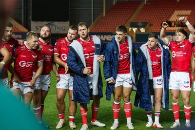 101026 - Scarlets v Benetton Rugby - United Rugby Championship - Scarlets huddle at the end of the match