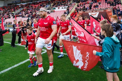 101026 - Scarlets v Benetton Rugby - United Rugby Championship - Henry Thomas of Scarlets runs on to the pitch