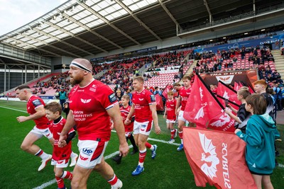 101026 - Scarlets v Benetton Rugby - United Rugby Championship - Henry Thomas and the Scarlets team run on to the pitch