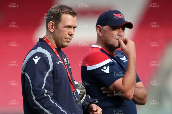 150918 - Scarlets v Benetton Rugby - Guinness PRO14 - Ioan Cunningham and Wayne Pivac