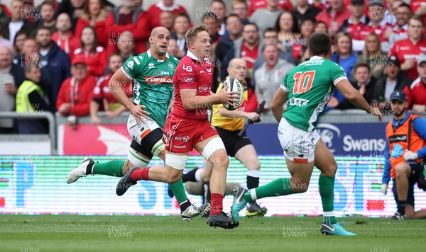 150918 - Scarlets v Benetton Rugby - Guinness PRO14 - James Davies of Scarlets makes a break to set up the first try
