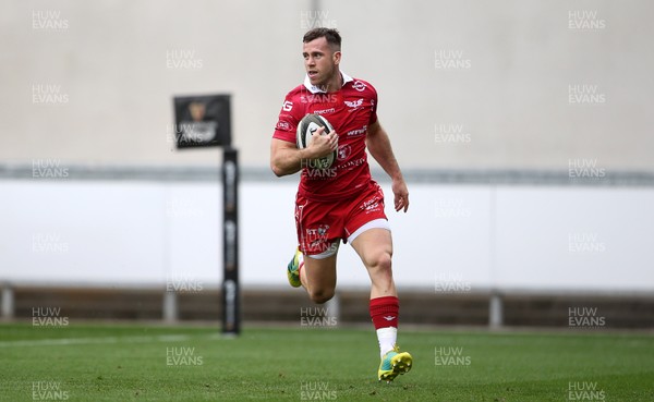 150918 - Scarlets v Benetton Rugby - Guinness PRO14 - Gareth Davies of Scarlets runs in to score a try