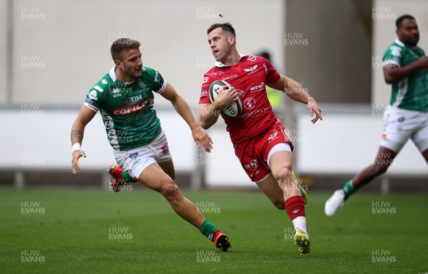 150918 - Scarlets v Benetton Rugby - Guinness PRO14 - Gareth Davies of Scarlets runs in to score a try