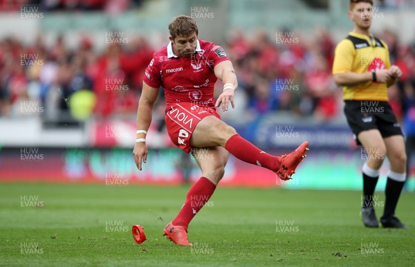 150918 - Scarlets v Benetton Rugby - Guinness PRO14 - Leigh Halfpenny of Scarlets kicks the conversion