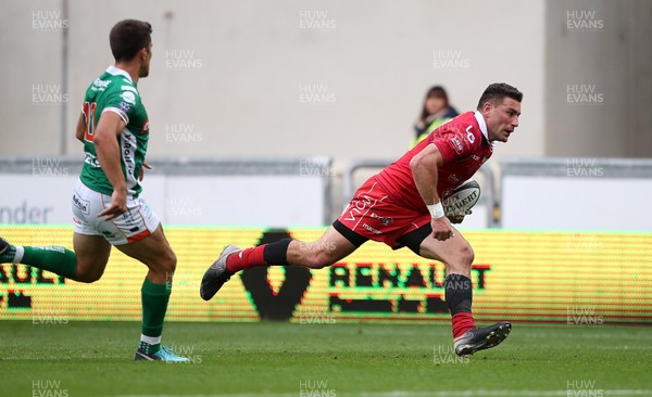 150918 - Scarlets v Benetton Rugby - Guinness PRO14 - Kieron Fonotia of Scarlets runs in to score a try