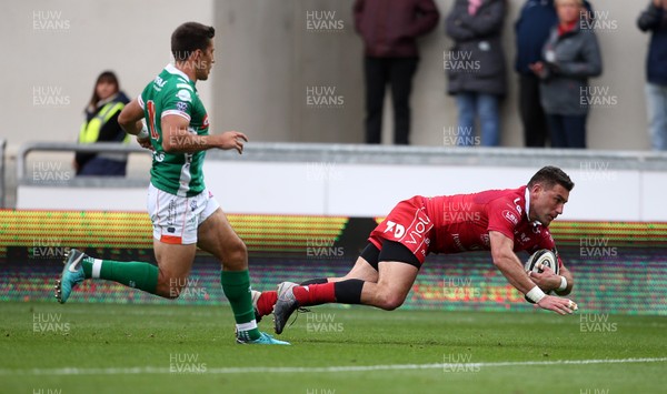 150918 - Scarlets v Benetton Rugby - Guinness PRO14 - Kieron Fonotia of Scarlets runs in to score a try