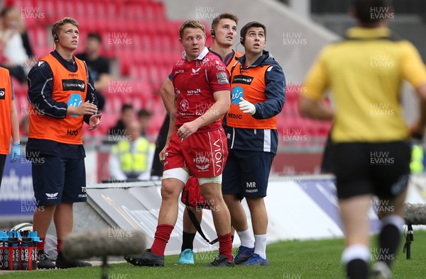 150918 - Scarlets v Benetton Rugby - Guinness PRO14 - James Davies of Scarlets leaves the field injured