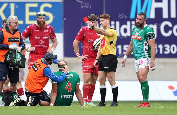 150918 - Scarlets v Benetton Rugby - Guinness PRO14 - Referee Lloyd Linton gives Irne Herbst of Benetton a red card