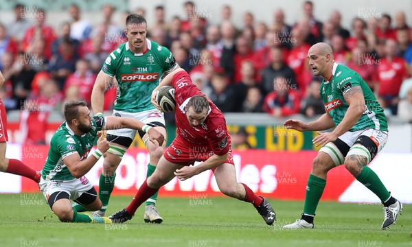 150918 - Scarlets v Benetton Rugby - Guinness PRO14 - Ken Owens of Scarlets carries the ball through