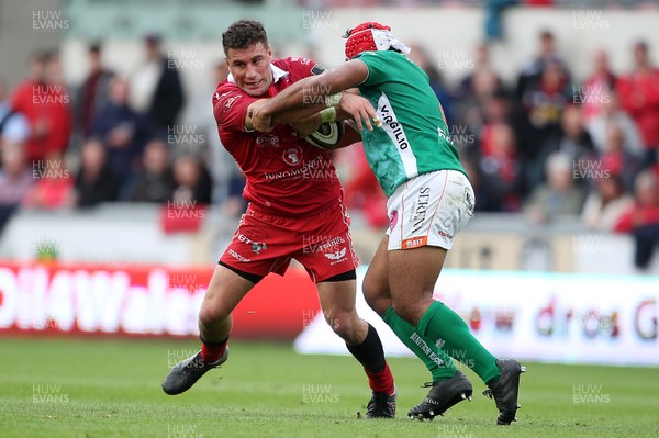 150918 - Scarlets v Benetton Rugby - Guinness PRO14 - Kieron Fonotia of Scarlets is tackled by Hame Faiva of Benetton