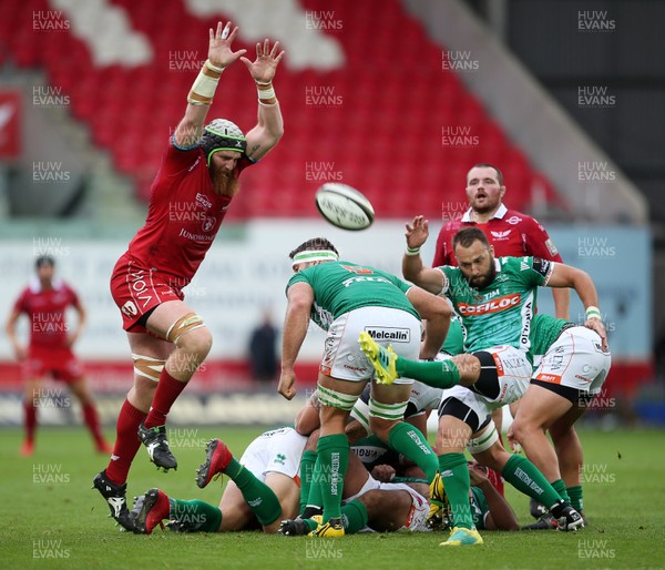 150918 - Scarlets v Benetton Rugby - Guinness PRO14 - Jake Ball of Scarlets attempts to charge down Dewaldt Duvenage of Benetton box kick