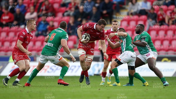 150918 - Scarlets v Benetton Rugby - Guinness PRO14 - Ed Kennedy of Scarlets is tackled by Dewaldt Duvenage of Benetton
