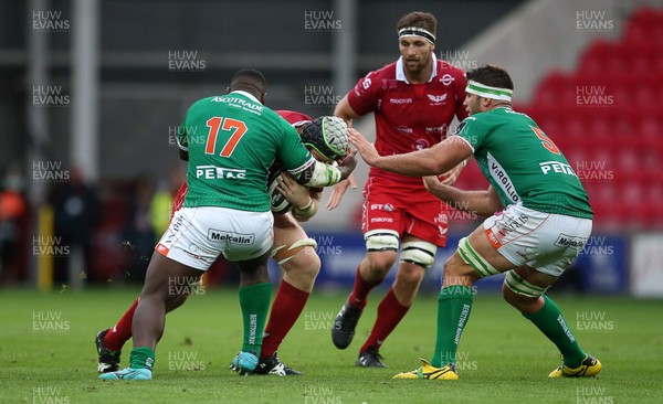 150918 - Scarlets v Benetton Rugby - Guinness PRO14 - Jake Ball of Scarlets is tackled by Cherif Traore and Marco Fuser of Benetton