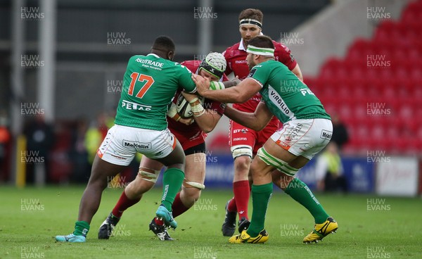 150918 - Scarlets v Benetton Rugby - Guinness PRO14 - Jake Ball of Scarlets is tackled by Cherif Traore and Marco Fuser of Benetton