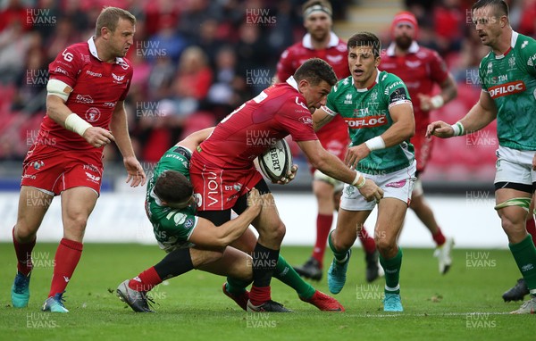150918 - Scarlets v Benetton Rugby - Guinness PRO14 - Kieron Fonotia of Scarlets is tackled by Luca Morisi of Benetton