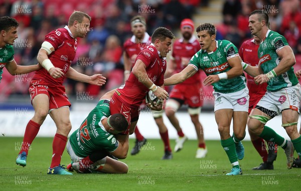 150918 - Scarlets v Benetton Rugby - Guinness PRO14 - Kieron Fonotia of Scarlets is tackled by Luca Morisi of Benetton