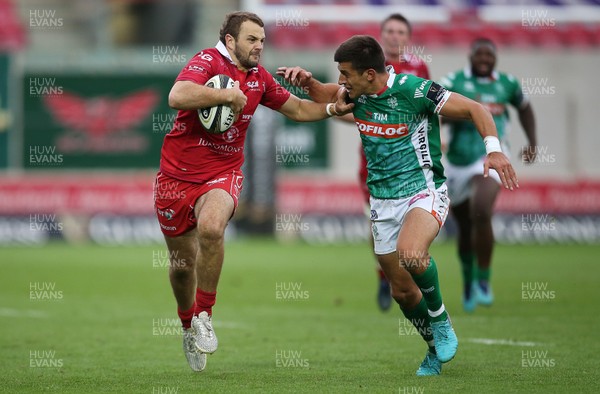 150918 - Scarlets v Benetton Rugby - Guinness PRO14 - Paul Asquith of Scarlets is challenged by Tommaso Allan of Benetton