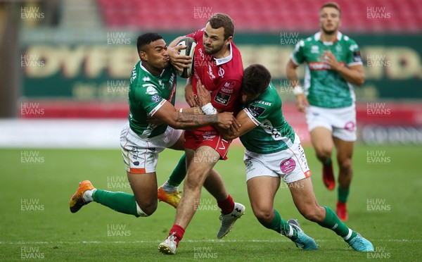 150918 - Scarlets v Benetton Rugby - Guinness PRO14 - Paul Asquith of Scarlets is tackled by Monty Ioane and Tommaso Allan of Benetton