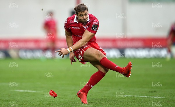 150918 - Scarlets v Benetton Rugby - Guinness PRO14 - Leigh Halfpenny of Scarlets kicks the conversion