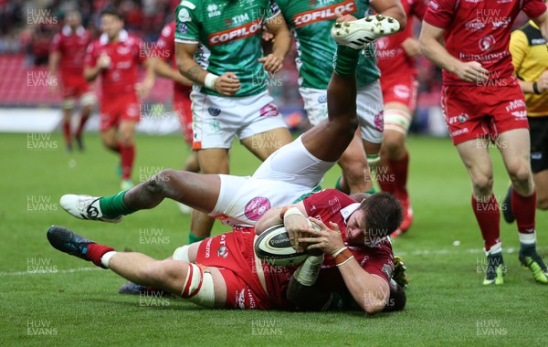 150918 - Scarlets v Benetton Rugby - Guinness PRO14 - Ed Kennedy of Scarlets gets past Cherif Traore of Benetton to score a try