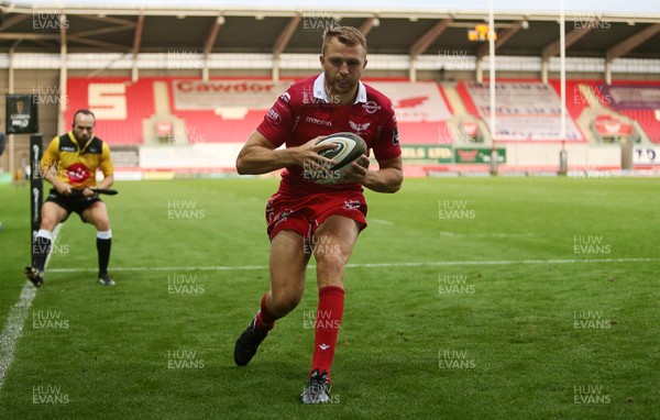 150918 - Scarlets v Benetton Rugby - Guinness PRO14 - Tom Prydie of Scarlets gets hold of the ball to score a try