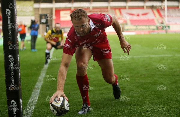 150918 - Scarlets v Benetton Rugby - Guinness PRO14 - Tom Prydie of Scarlets gets hold of the ball to score a try
