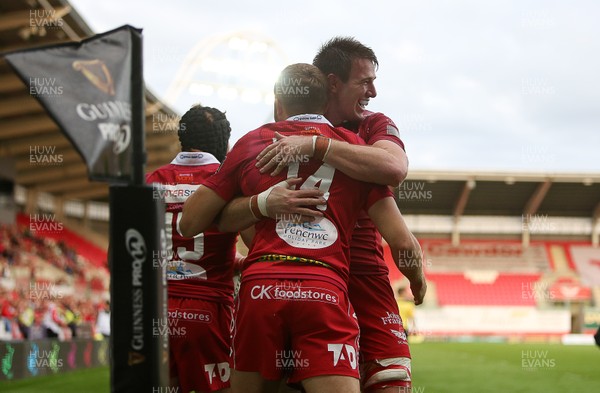 150918 - Scarlets v Benetton Rugby - Guinness PRO14 - Tom Prydie of Scarlets celebrates scoring a try with Ed Kennedy