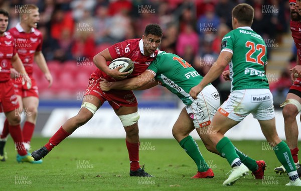 150918 - Scarlets v Benetton Rugby - Guinness PRO14 - Dan Davis of Scarlets is tackled by Luca Morisi of Benetton