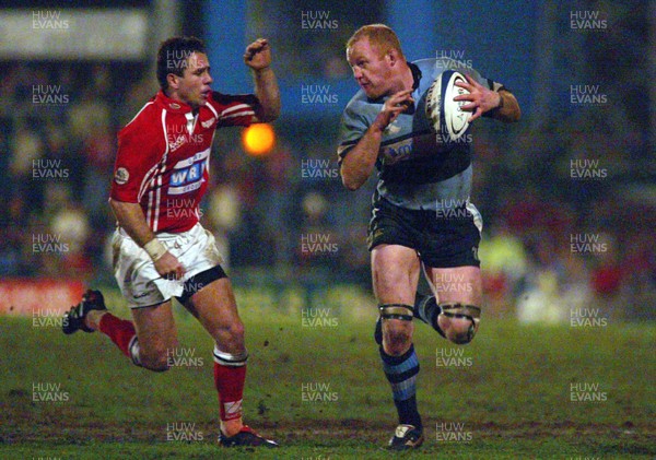 020106 - Llanelli Scarlets v Cardiff Blues - Celtic League -  Blues Martyn Williams holds off Gareth Bowen