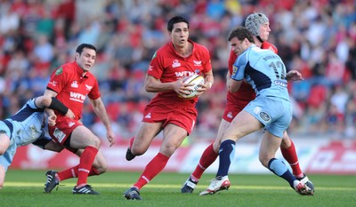 17.04.10 - Scarlets v Cardiff Blues - Magners League - Regan King of Scarlets runs through to score try. 