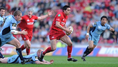 17.04.10 - Scarlets v Cardiff Blues - Magners League - Regan King of Scarlets runs through to score try. 