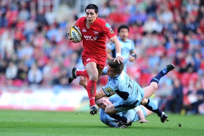 17.04.10 - Scarlets v Cardiff Blues - Magners League - Regan King of Scarlets runs through to score try. 