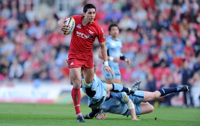 17.04.10 - Scarlets v Cardiff Blues - Magners League - Regan King of Scarlets runs through to score try. 