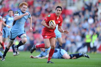 17.04.10 - Scarlets v Cardiff Blues - Magners League - Regan King of Scarlets runs through to score try. 