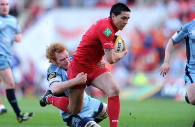 17.04.10 - Scarlets v Cardiff Blues - Magners League - Regan King of Scarlets beats Paul Tito of Cardiff Blues to score try. 