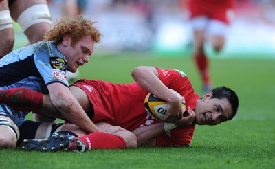 17.04.10 - Scarlets v Cardiff Blues - Magners League - Regan King of Scarlets beats Paul Tito of Cardiff Blues to score try. 