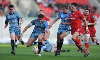 17.04.10 - Scarlets v Cardiff Blues - Magners League - Ceri Sweeney, Jamie Roberts and Chris Czekaj of Cardiff Blues compete with Regan King of Scarlets for lose ball. 