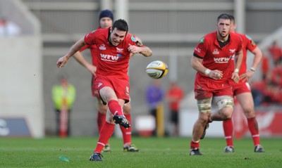 17.04.10 - Scarlets v Cardiff Blues - Magners League - Stephen Jones of Scarlets converts a penalty. 