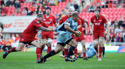 17.04.10 - Scarlets v Cardiff Blues - Magners League - Taufa'ao Filise of Cardiff Blues runs through to score try. 