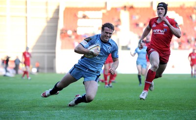 17.04.10 - Scarlets v Cardiff Blues - Magners League - Jamie Roberts of Cardiff Blues runs in to score try. 