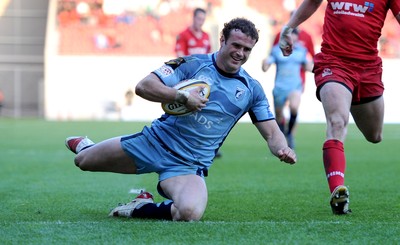 17.04.10 - Scarlets v Cardiff Blues - Magners League - Jamie Roberts of Cardiff Blues runs in to score try. 