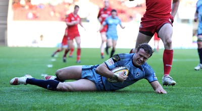 17.04.10 - Scarlets v Cardiff Blues - Magners League - Jamie Roberts of Cardiff Blues runs in to score try. 