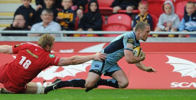 17.04.10 - Scarlets v Cardiff Blues - Magners League - Richie Rees of Cardiff Blues runs in to score try. 