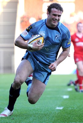 17.04.10 - Scarlets v Cardiff Blues - Magners League - Jamie Roberts of Cardiff Blues runs in to score try. 